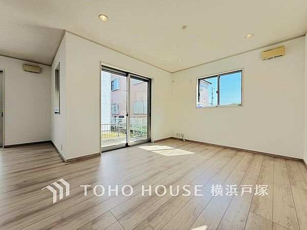「Living room」家族みんなが爽やかに健やかに過ごせるように、溢れる光をたっぷり取り込んだリビングダイニング。集いの場、憩いの場としての快適性を求めたやすらぎの空間です。