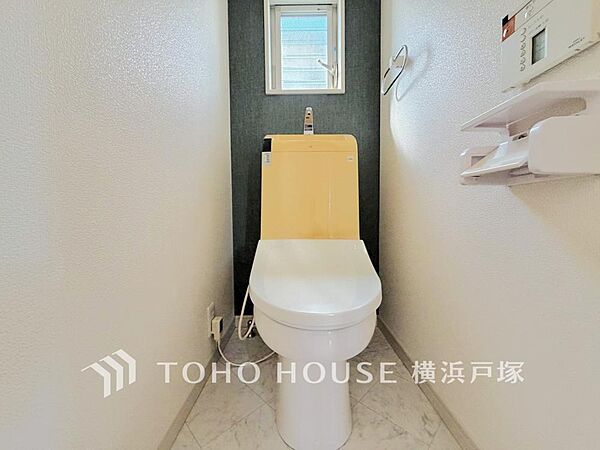 「Toilet」いつまでも清潔な空間であって頂けますように、目に留まるだけではなく、汚れをふき取り易いフロアと壁紙をチョイス致しました。毎日の生活を快適にお過ごし頂けますよう、落ち着いた雰囲気です。