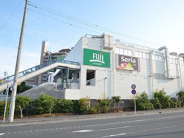 Fuji善行店まで1402m 100円ショップのセリアを併設したお店です。営業時間は9時から24時です。