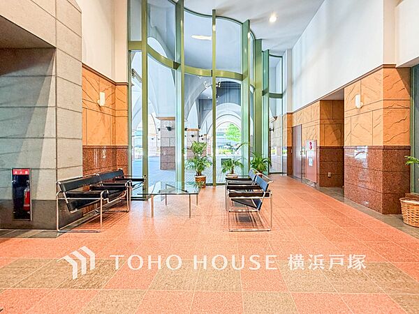 【Entrance】エントランスは毎日の行き帰りで使う大事な空間です。明るい基調で華やかなデザインなので、毎日も気持ちよく、またご友人なども素敵に迎え入れられます。