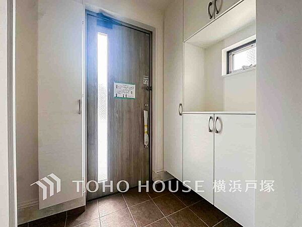 【Entrance】シンプルながらも洗練された印象の玄関スペース。住まいの入口として、さりげない良質感を感じられる空間です。