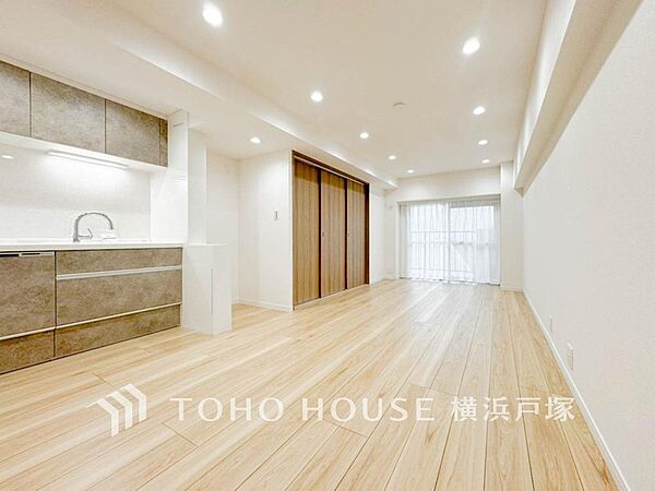 【Living room】ご家族やお客様との時間など、多くの時を刻む空間。何気なく過ぎる時でさえも上質なひと時となる快適な空間を目指して。