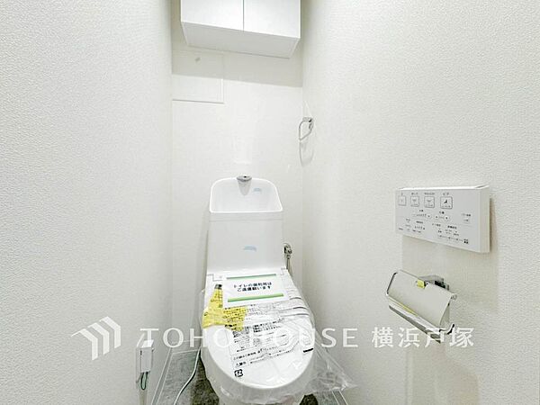 【Toilet】いつまでも清潔な空間であって頂けますように、目に留まるだけではなく、汚れをふき取り易いフロアと壁紙をチョイス致しました。毎日の生活を快適にお過ごし頂けますよう、落ち着いた雰囲気です。
