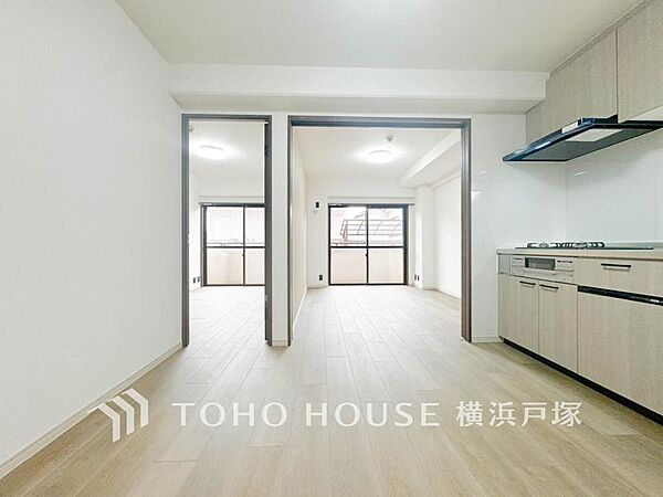 【Living room】明るく開放的な空間が広がるLDK。室内には豊かな陽光が注ぎ込み、爽やかな住空間を演出。ホームパーティーでもゲストと一緒に料理を楽しみながら楽しい時間を過ごせそう。
