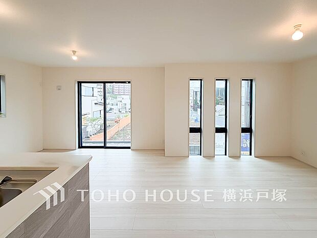 【Living room】一日の中で多くの時間を過ごすことになる住まいだからこそ、いつも穏やかな空間であるように心掛けています。構成する建材などへの配慮が、住まう方の健康を守ります。(2号棟)