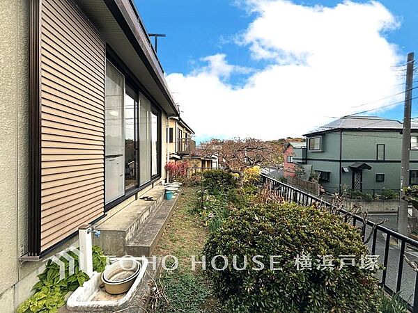 【Garden】たっぷり降り注ぐ日差しの下バーベキューを楽しんだり、大切な家族やペットと楽しく安らぐ休日を過ごせそうですね。