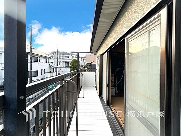 【Balcony】広いバルコニーは、暮らしの中での光と風を演出してくれています。見事なまでの開放的な空間をお楽しみください。
