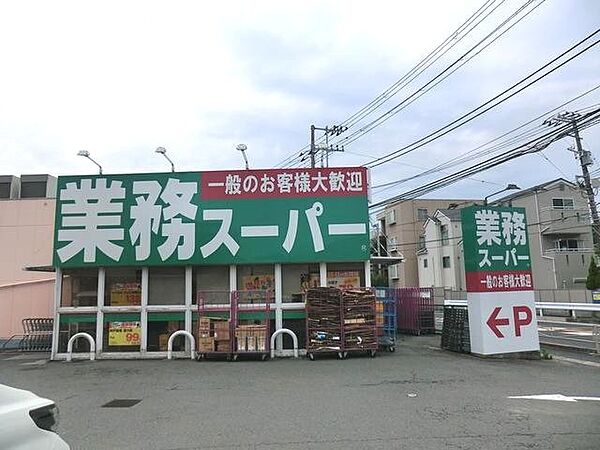 お手ごろ価格の商品が揃い、家計にやさしいスーパーです。プロの方はもちろん一般のお客様もお買物できます。