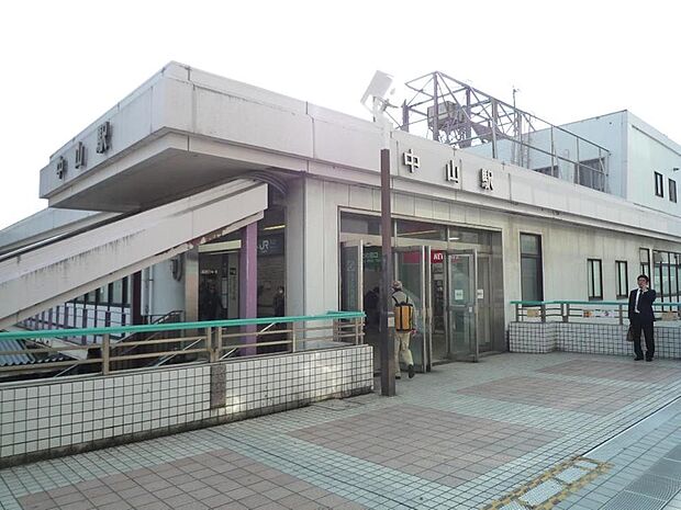 「横浜」駅へはJR横浜線で約23分、「新横浜」駅へは約10分。市営地下鉄グリーンラインの始発駅。