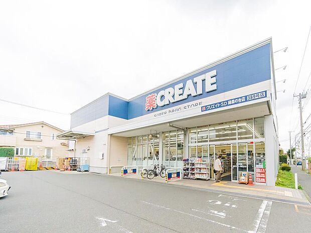 薬・生活用品・化粧品・食品類・酒類など、豊富な品揃えの日用品が揃い、見やすくお買い物がしやすい店内でお得にお買い物を楽しめます。