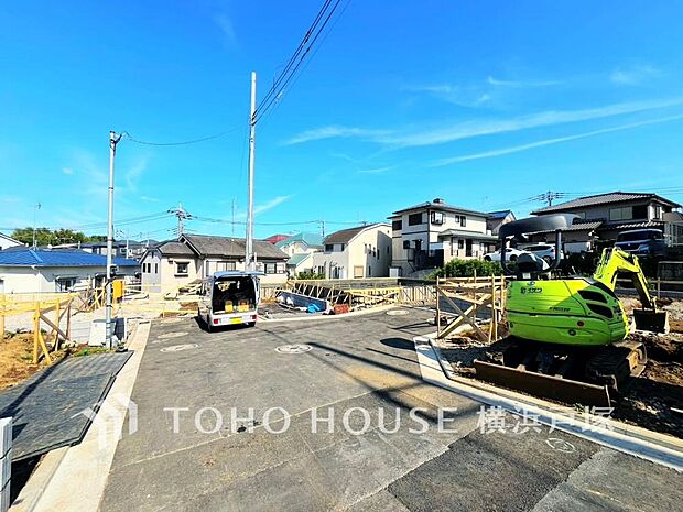 【Frontal road】穏やかな街並みの中で、陽光と開放感を感じながら暮らせる魅力ある住環境です。(2026年6月撮影)