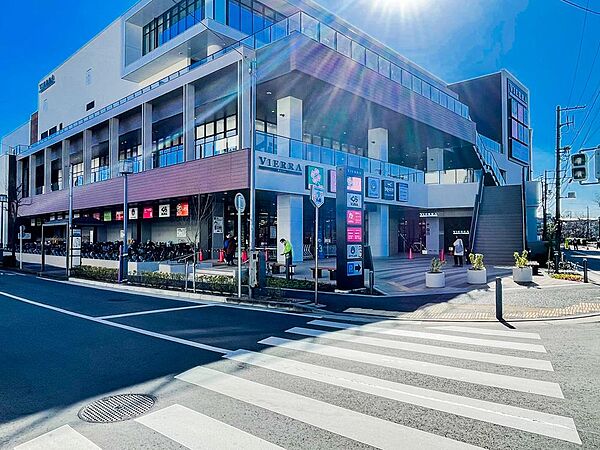 2022年10月オープン！1階にはスーパーライフ、2階にはダイソー、くら寿司、コーヒーショップなど、3階にはスポーツジムや託児所、英語教室などが入っています。