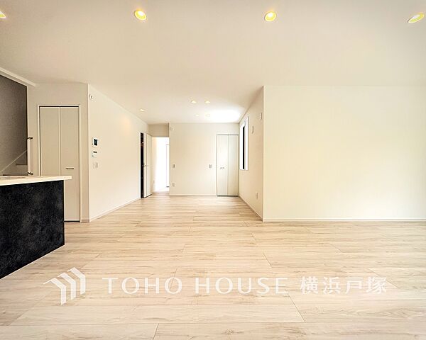 【Living room】柔らかな色合いのフローリングと清潔感の溢れるクロスが明るい空間を創り出しているリビングダイニング。憩いの場に相応しく、ここで楽しむ家族の時間が絆をより深めてくれそうです。