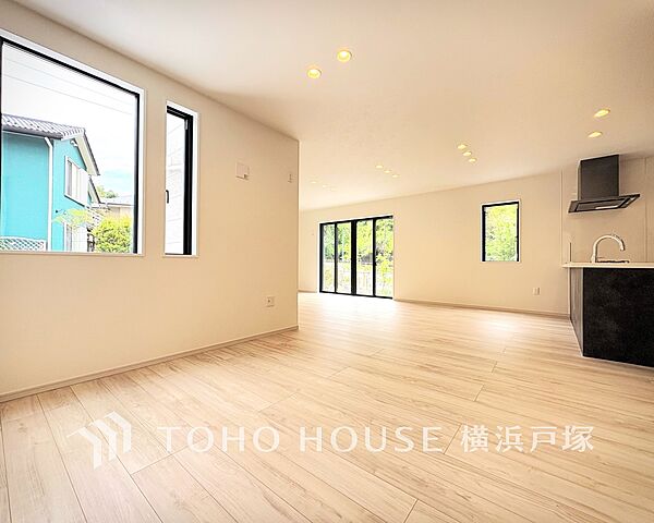 【Living room】光と風が溢れる開放的なリビングダイニングには自然と家族みんなが集まってきます。明るく穏やかな空気の中で飲んだり、食べたり、笑ったり。