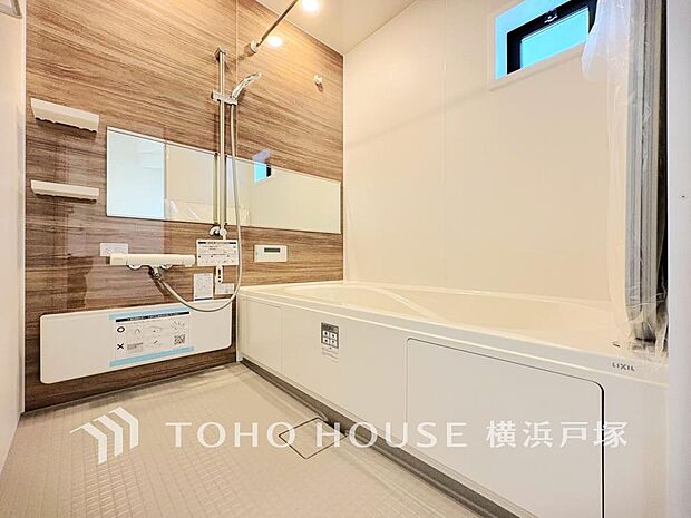 【Bathroom】快適な使い心地とゆとりある空間が1日の疲れを解きほぐすバスルーム。空間も浴槽もゆったりのびのび使えるゆとり設計。広く感じるゆとり設計で快適なリラックスタイムを過ごせます。(1号棟)