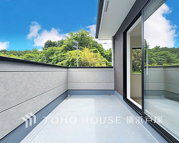 【Roof balcony】大空と眺望を心ゆくまで楽しめるルーフバルコニー。広々としたオープンエア空間が開放感あふれる毎日を演出します。