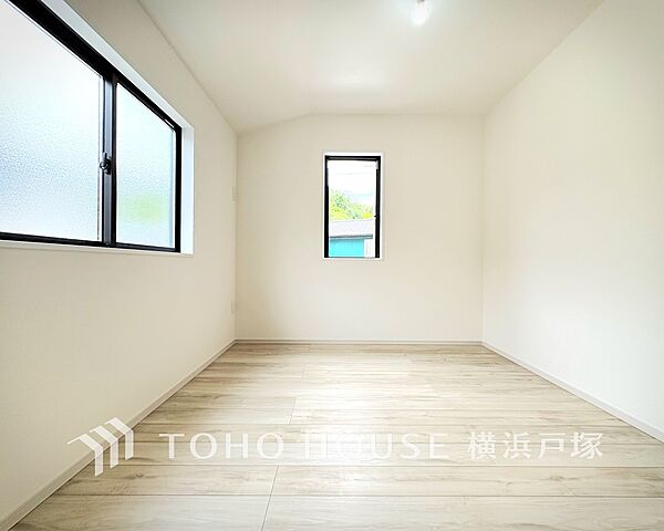 【Room】1日の疲れを癒し、心地よく寛げるようゆったりとした広さを確保しています。プライベートタイムをより優雅に穏やかに…。落ち着いた雰囲気を紡ぎます。