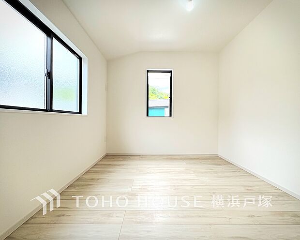 【Room】1日の疲れを癒し、心地よく寛げるようゆったりとした広さを確保しています。プライベートタイムをより優雅に穏やかに…。落ち着いた雰囲気を紡ぎます。