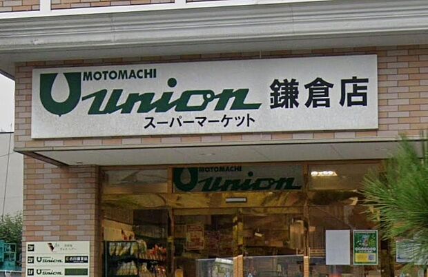 元町発祥の洗練された感性が息づくモダン・パントリー。輸入食材や瑞々しい素材が、夕暮れの食卓を優雅に彩ります。