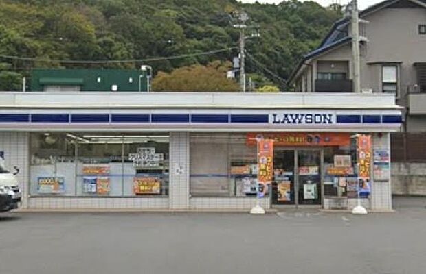 緑豊かな梶原エリアの24時間を彩る洗練された灯り。移動の合間に自分を軽やかに整えられる、頼れる拠点です。