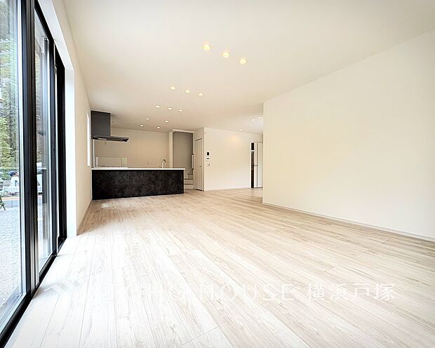 【Living room】ご家族やお客様との時間など、多くの時を刻む空間。何気なく過ぎる時でさえも上質なひと時となる快適な空間を目指して。