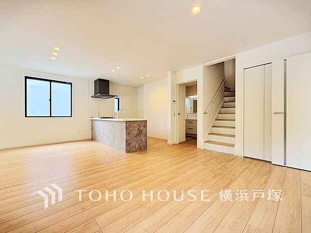 【Living room】家族みんなが爽やかに健やかに過ごせるように、溢れる光をたっぷり取り込んだリビングダイニング。集いの場、憩いの場としての快適性を求めたやすらぎの空間です。