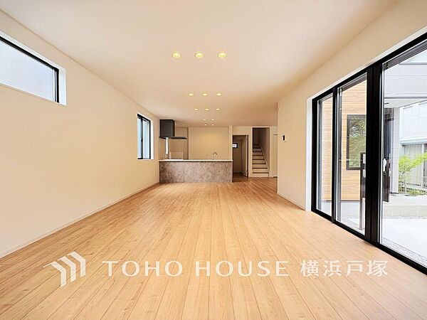 【Living room】柔らかな色合いのフローリングと清潔感の溢れるクロスが明るい空間を創り出しているリビングダイニング。憩いの場に相応しく、ここで楽しむ家族の時間が絆をより深めてくれそうです。