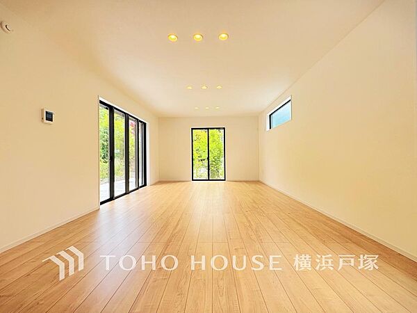 【Living room】光と風が溢れる開放的なリビングダイニングには自然と家族みんなが集まってきます。明るく穏やかな空気の中で飲んだり、食べたり、笑ったり。