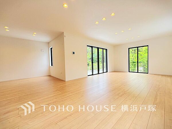 【Living room】家族と過ごすひと時を溢れる光が優しく包み込むリビングダイニング。家族とともに、心穏やかに過ごすひととき。家族との時間、自分の時間を大切にできる空間がここにあります。