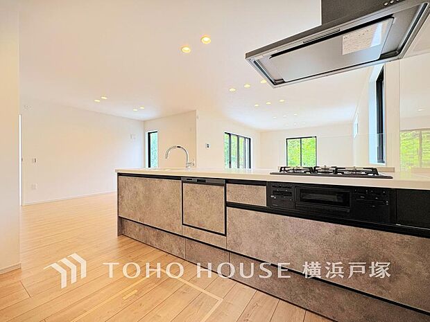 【Kitchen】長い時間滞在するキッチンだからこそ、食事の準備を楽しい時間に、忙しい時でもスムーズに無駄なく作業できる、お手入れも簡単にできるなど、毎日を楽しくするキッチンスペースに仕上げました。
