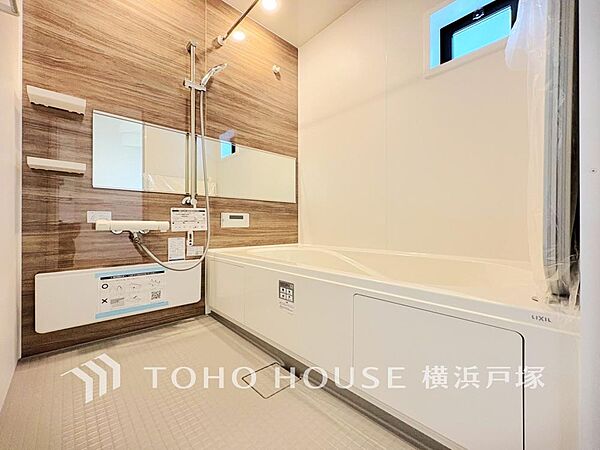 【Bathroom】快適な使い心地とゆとりある空間が1日の疲れを解きほぐすバスルーム。空間も浴槽もゆったりのびのび使えるゆとり設計。広く感じるゆとり設計で快適なリラックスタイムを過ごせます。