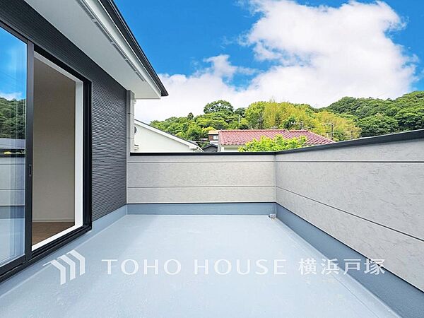 【Roof balcony】大空と眺望を心ゆくまで楽しめるルーフバルコニー。広々としたオープンエア空間が開放感あふれる毎日を演出します。