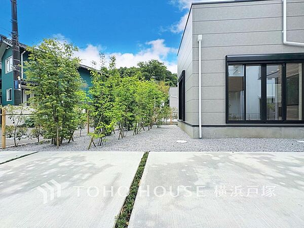 【Car space】並列で2台駐車可能なゆったりとした駐車スペースを確保いたしました