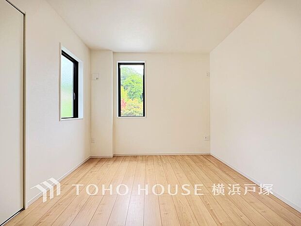 【Room】1日の疲れを癒し、心地よく寛げるようゆったりとした広さを確保しています。プライベートタイムをより優雅に穏やかに…。落ち着いた雰囲気を紡ぎます。