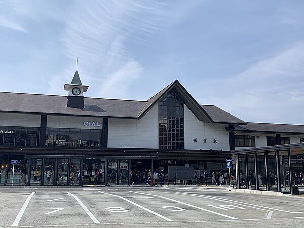 横浜駅までは26分。東口側は小町通りや鶴岡八幡宮を訪れる観光客で賑わっています。