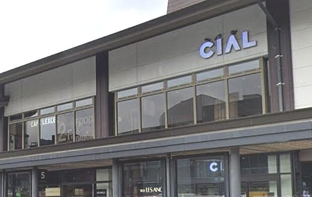 駅直結で鎌倉の玄関口を彩るライフスタイル・ステージ。伝統とモダンが融和し、お買い物や移動の合間を特別に。