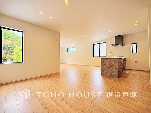 【Living room】ご家族やお客様との時間など、多くの時を刻む空間。何気なく過ぎる時でさえも上質なひと時となる快適な空間を目指して。