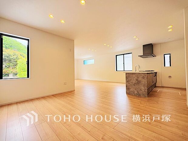 【Living room】ご家族やお客様との時間など、多くの時を刻む空間。何気なく過ぎる時でさえも上質なひと時となる快適な空間を目指して。