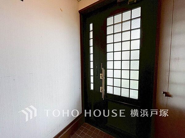 【Entrance】清潔感溢れる玄関がお出迎えする本邸宅の物語は、ここから始まる日常を期待させます。この場所には「希望」と「優越」で包み込んでくれる「特別」な空間があります。