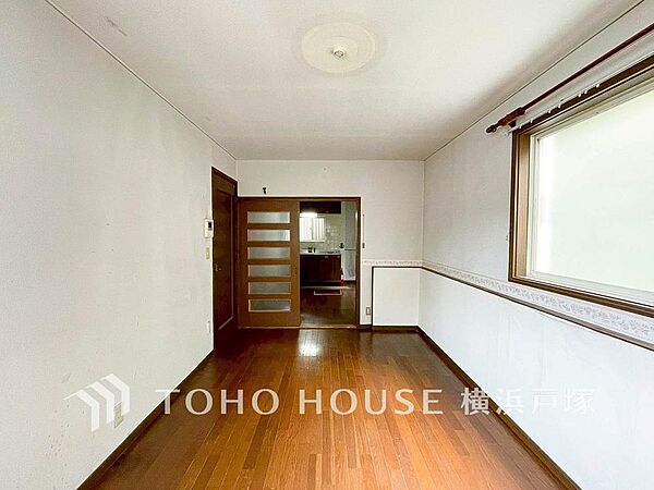 【Living room】明るく開放的な空間が広がるLDK。室内には豊かな陽光が注ぎ込み、爽やかな住空間を演出。ホームパーティーでもゲストと一緒に料理を楽しみながら楽しい時間を過ごせそう。