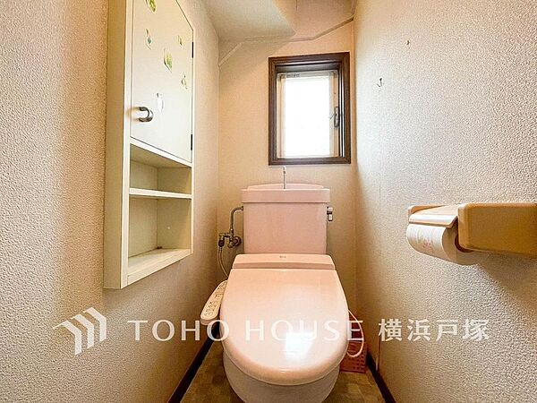 【Toilet】いつまでも清潔な空間であって頂けますように、目に留まるだけではなく、汚れをふき取り易いフロアと壁紙をチョイス致しました。毎日の生活を快適にお過ごし頂けますよう、落ち着いた雰囲気です。