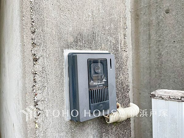 訪問者を玄関まで行かずに確認できます。嫌な訪問者と直接接触しないためトラブルを避けられます。