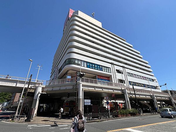 地下1階から地上4階までが商業施設、上層階はマンションになっています。約45店舗があり、生活に必要なものが揃う便利な施設