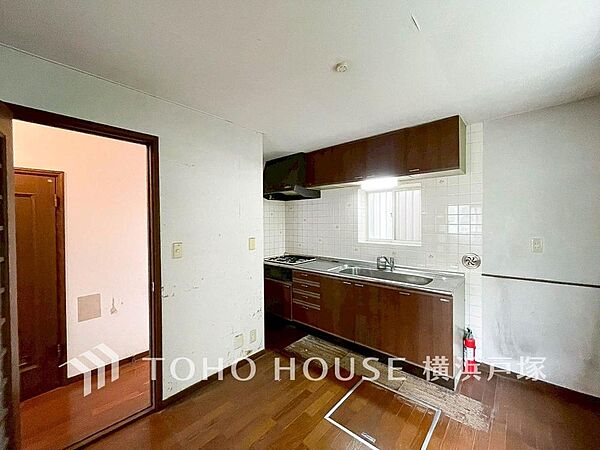 【Kitchen】手元の収納から、足元の収納までが全てスライド式で、奥のスペースまで有効に活用できます。奥まで上から見渡せるので、たまにしか使わない調理器具もサッと取出せます。