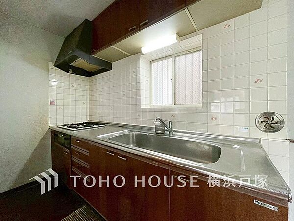 【Kitchen】ご家族みんなで調理ができる位のスペースを実現したキッチン空間となっております。みんなで作った料理を召し上がりながらの会話は、どのような物になるのでしょうか。