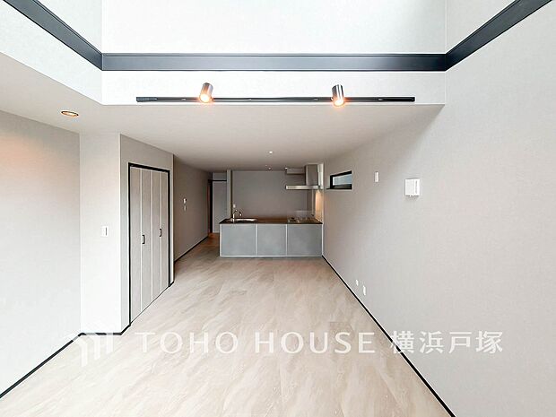 【Living room】一日の中で多くの時間を過ごすことになる住まいだからこそ、いつも穏やかな空間であるように心掛けています。構成する建材などへの配慮が、住まう方の健康を守ります。