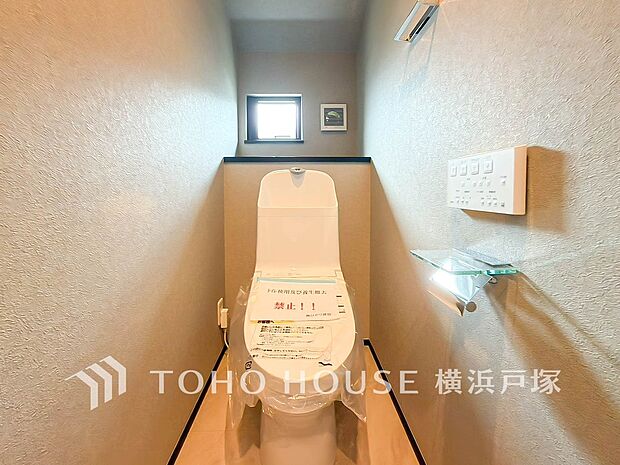 【Toilet】いつまでも清潔な空間であって頂けますように、目に留まるだけではなく、汚れをふき取り易いフロアと壁紙をチョイス致しました。毎日の生活を快適にお過ごし頂けますよう、落ち着いた雰囲気です。