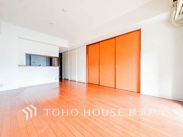 【Living room】家族みんなが爽やかに健やかに過ごせるように、溢れる光をたっぷり取り込んだリビングダイニング。集いの場、憩いの場としての快適性を求めたやすらぎの空間です。