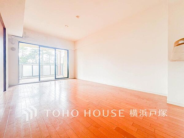 【Living room】家族と過ごすひと時を溢れる光が優しく包み込むリビングダイニング。家族とともに、心穏やかに過ごすひととき。家族との時間、自分の時間を大切にできる空間がここにあります。
