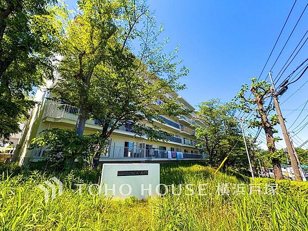 【Appearance】穏やかな住宅街の中に建つマンション外観。建物の佇まいや周辺環境など、写真では伝わりにくい雰囲気も現地でご確認いただけます。新しい暮らしを思い描きながらご見学いただけます。